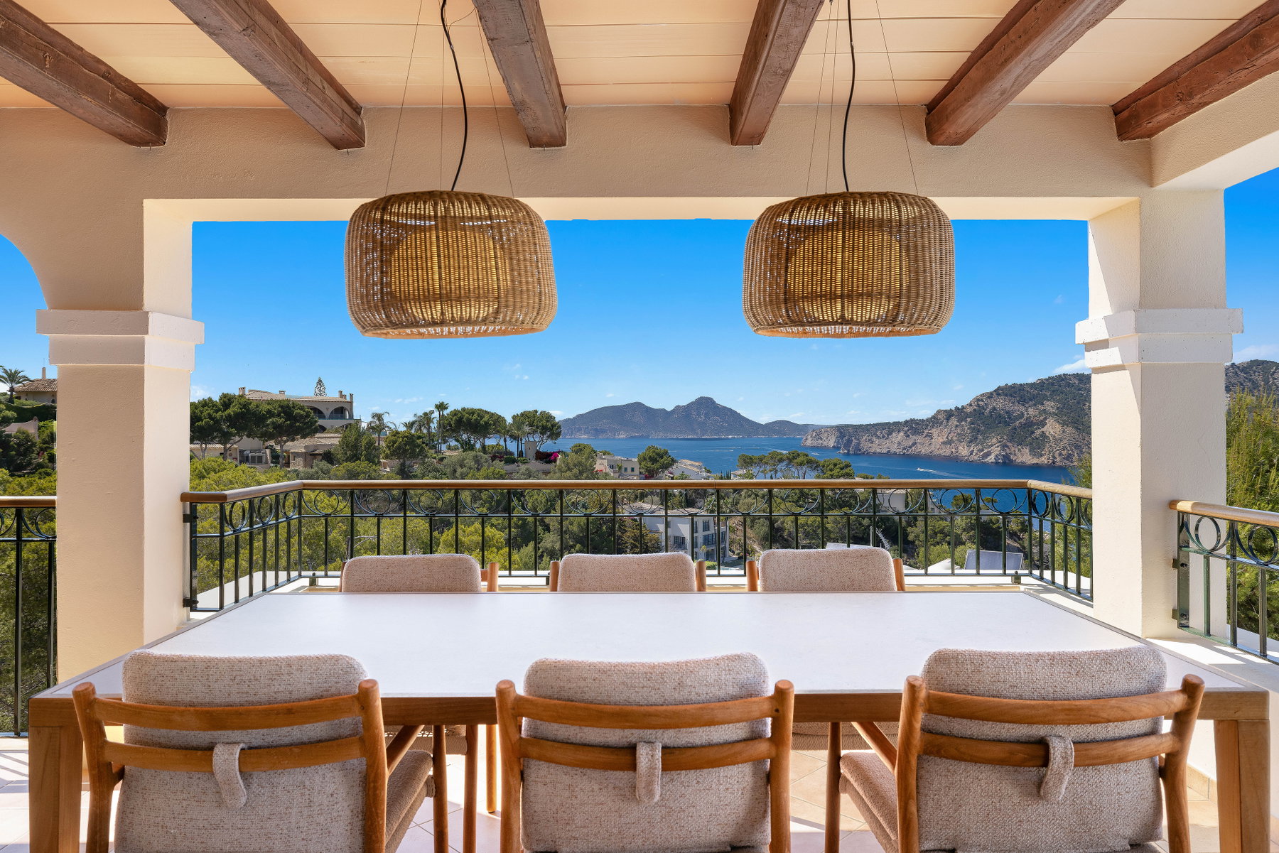 Overdækket terrasse med langbord og udsigt over naturhavnen